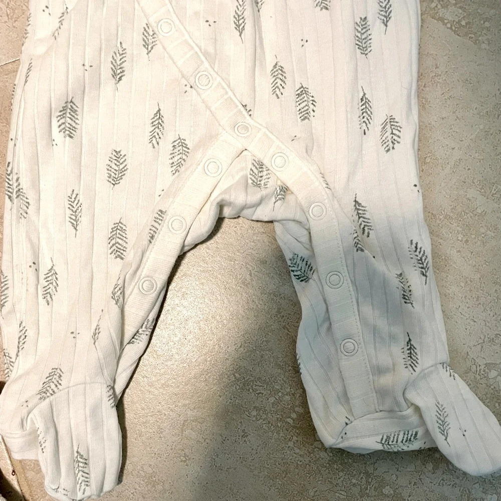 NWOT Carter's 4 Baby Boy Bundle of Printed Footie Onesies w 2 pairs socks SZ 3M